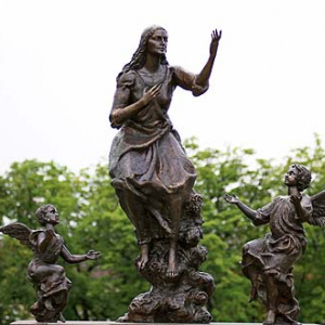 Figury świętych na stacjach przed Klasztorem Jasnogórskim